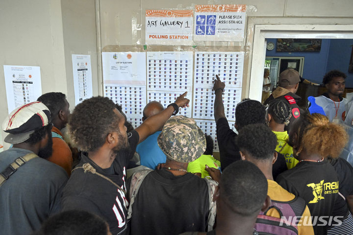 [호니아라=AP/뉴시스]솔로몬제도 국민들이 17일(현지시각) 수도 호니아라의 한 투표소에서 유권자 명단을 확인하고 있다. 2024.04.17.