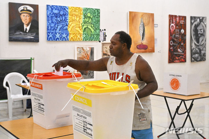 [호니아라=AP/뉴시스]17일(현지시각) 솔로몬제도 수도 호니아라에서 열린 선거에서 한 유권자가 투표하고 있다. 2024.04.17. 