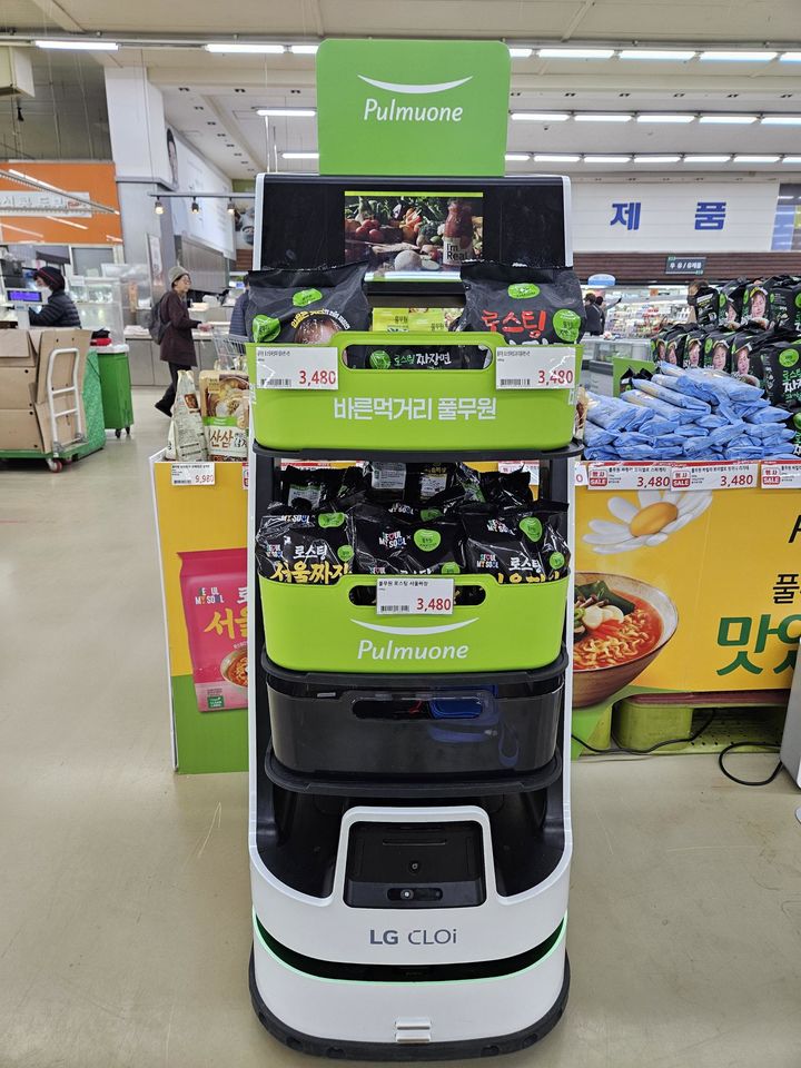 서울 양재 하나로마트에서 운영 중인 로봇 모습.(사진=풀무원 제공) *재판매 및 DB 금지
