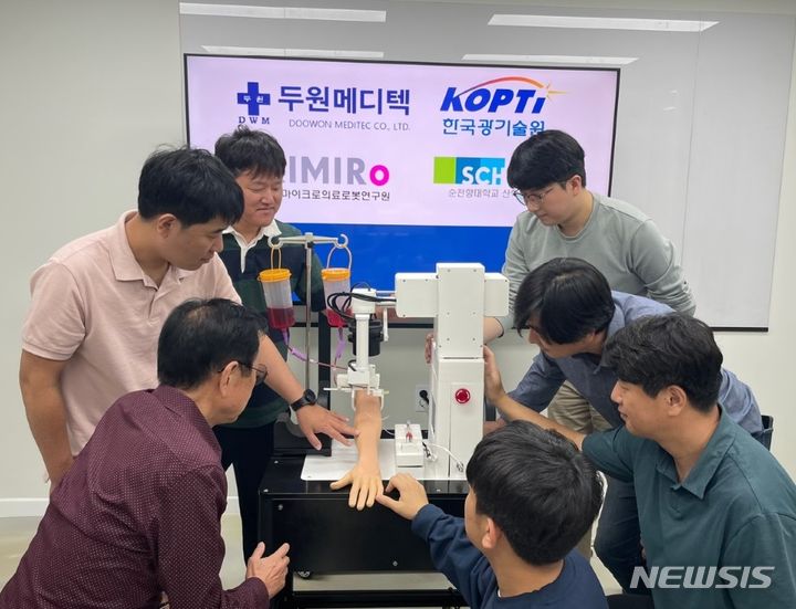 [광주=뉴시스]한국광기술원, 고정밀 자동 채혈 로봇 개발 성공