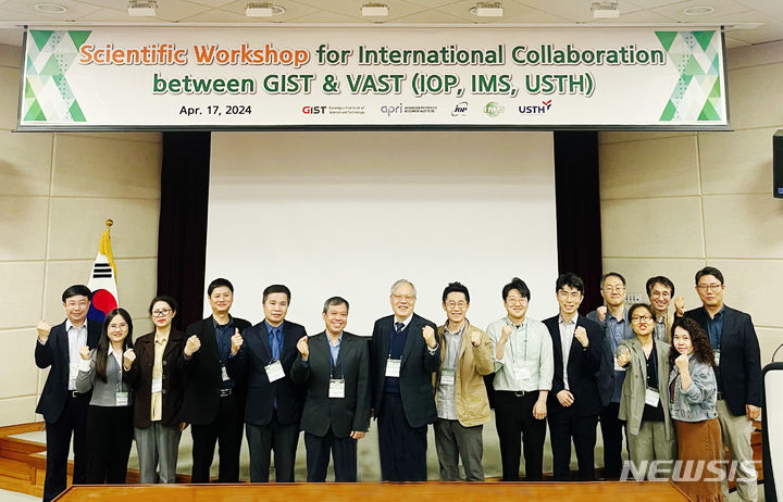 [광주=뉴시스]GIST 고등광기술연구소와 베트남 재료연구소(IMS)는 지난 16일 레이저 및 광기술 분야 연구협력을 위한 양해각서(MOU)를 체결하고 있다.