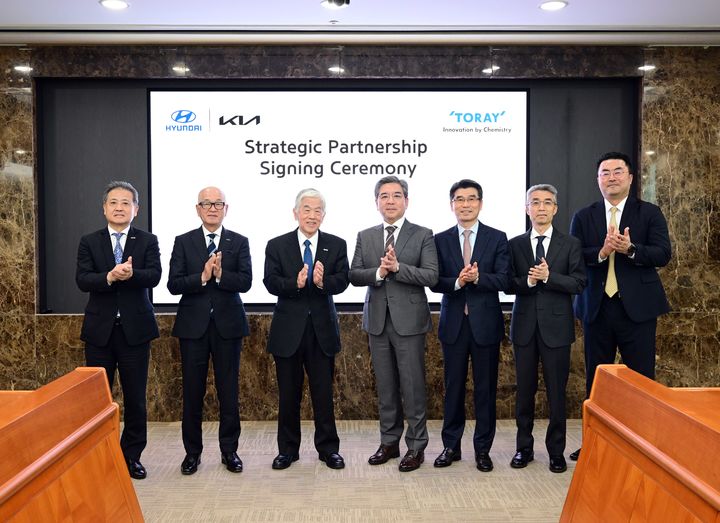 [사진=뉴시스] 현대자동차그룹이 탄소섬유 및 복합소재 분야 세계 1위 기업인 도레이(Toray)그룹과 미래 모빌리티 사업에 혁신 신소재를 적용하기 위한 전략적 협력 계약(Master Agreement)을 체결했다고 18일 밝혔다. 사진은 이날 체결식에 참석한 (왼쪽부터) 츠네카와 테쯔야 도레이그룹 전무, 오오야 미츠오 도레이그룹 사장, 닛카쿠 아키히로 도레이그룹 회장, 장재훈 현대자동차 사장, 송호성 기아 사장, 송창현 AVP본부 사장, 김흥수 GSO부사장. (사진=현대차그룹 제공) 2024.04.18 photo@newsis.com *재판매 및 DB 금지