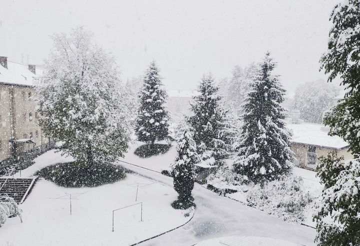 [서울=뉴시스] 오스트리아 남부 카린시아 지방에서 4월 기온이 30도까지 오른 지 48시간 만에 폭설이 내리는 이상기후가 나타나 화제다. 사진은 눈이 내리고 있는 오스트리아 필라흐의 모습. (사진=X 갈무리) 2024.4.18 *재판매 및 DB 금지