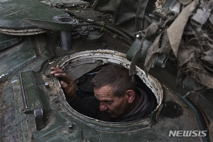 [자포리자=AP/뉴시스]미국 바이든 행정부가 우크라이나에 전투 역할이 아닌 군사 고문을 추가 파견하는 방안을 검토 중이라고 폴리티코가 21일(현지시각) 보도했다. 사진은 지난 18일 우크라이나 자포리자 최전방에서 우크라이나 65여단 소속 군인이 전차에 앉아 진지 방어 준비를 하는 모습. 2024.04.22.