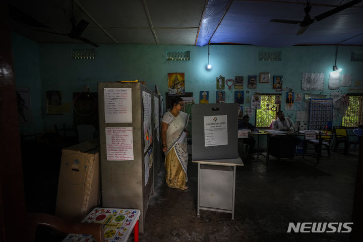 [인도=AP/뉴시스] 19일 인도 아삼 조르하트주 바호나 마을에 마련된 인도 총선 투표소에서 유권자가 투표하고 있다. 2024.04.19.