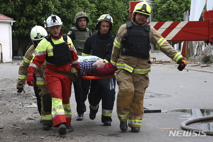 [드니프로=AP/뉴시스] 4월 19일 우크라이나 드니프로에서 구조대원들이 러시아의 공격으로 부상한 주민을 들것에 실어 옮기고 있다. 2024.04. 22.