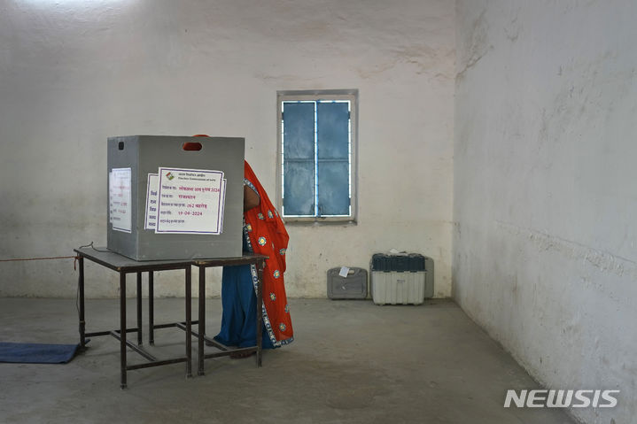 [AP/뉴시스] 6월1일까지 이어질 인도 총선의 순회 제1차 투표가 실시된 19일 라자스탄주 베로르 투표소에서 한 여성이 투표하고 있다. 인도 총선은 모두 전자 투표 방식이다