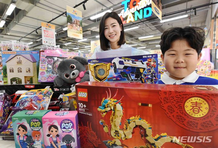[서울=뉴시스]홈플러스는 어린이날을 맞아 완구 상품을 최대 80% 할인한다고 19일 밝혔다.2024.04.19.(사진=홈플러스 제공)photo@newsis.com