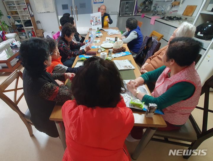 [완주=뉴시스] 완주군장애인복지관 장애인인권정보지원센터는 ‘찾아가는 인권 교육’을 진행하고 있다고 19일 밝혔다. (사진=완주군장애인복지관 장애인인권정보지원센터 제공) 2024.04.19. photo@newsis.com *재판매 및 DB 금지