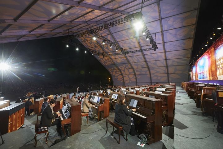 [신안=뉴시스] 2023년 열린 피아노섬 축제에서 연주하는 104명의 피아니스트. *재판매 및 DB 금지