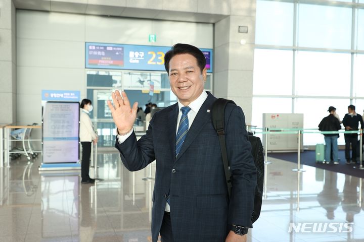 [안양=뉴시스] 최대호 시장이 인천 국제공항을 통해 중국 출장길에 오르고 있다.(사진=안양시 제공).