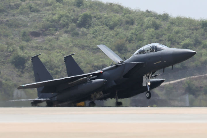 [서울=뉴시스] 19일 전북 군산기지에서 실시된 연합편대군 종합훈련(KTF)에서 F-15K 전투기가 착륙하고 있다. (사진=국방일보 제공) 2024.04.19. *재판매 및 DB 금지