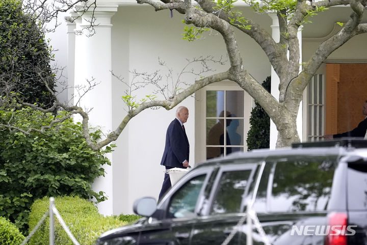 [워싱턴=AP/뉴시스]조 바이든 미국 대통령이 19일(현지시각) 백악관 오벌오피스로 걸어가고 있다. 2024.04.20.