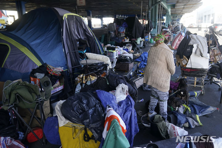 [AP/ 뉴시스] 2023년 8월 미 샌프란시스코 당국이 노숙하던 곳을 강제 청소하려 하자 한 노숙인이 짐을 싸고 있다