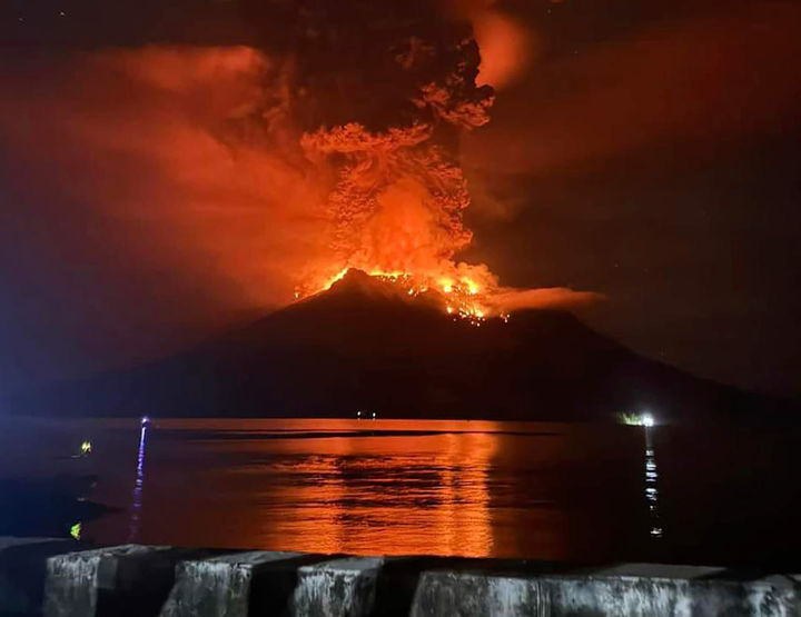 [루앙섬=AP/뉴시스] 17일(현지시각) 인도네시아 북술라웨시주 루앙섬의 루앙 화산이 분화해 뜨거운 용암과 화산재가 분출되고 있다. 인도네시아 당국은 루앙 화산 폭발로 화산재가 1800m까지 치솟고 용암이 흘러내리자, 화산 경보를 최고 수준으로 상향하고 인근 주민에게 대피령을 내렸다. 2024.04.20. *재판매 및 DB 금지