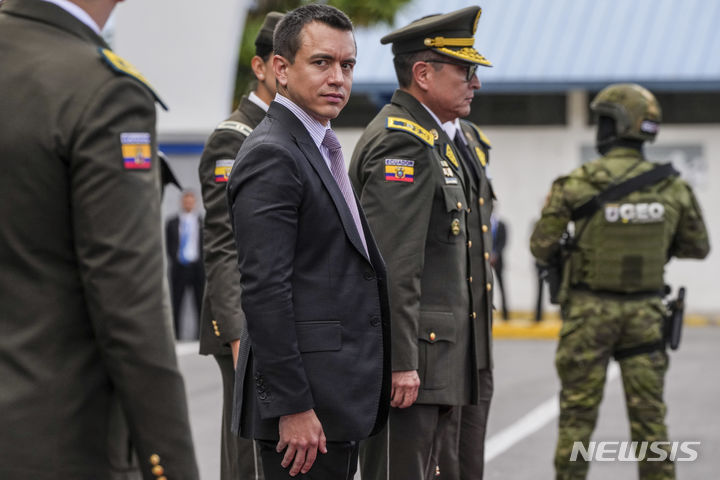 [AP/뉴시스] 에콰드로의 다니엘 노보아 대통령이 1월에 폭력대처 장비를 경찰에 인도하는 행사에 참석하고 있다.