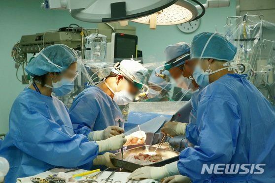 [서울=뉴시스]의료진이 폐수술을 하고 있다. (사진= 뉴시스DB) 2024.04.22. photo@newsis.com. 