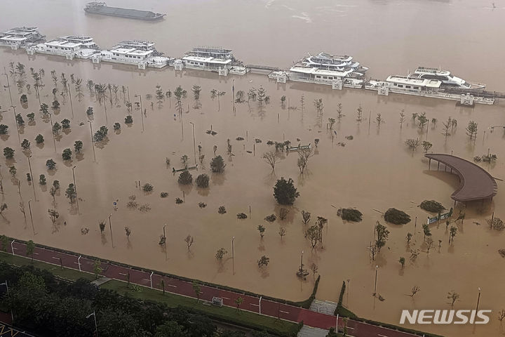 [칭위안=AP/뉴시스] 22일(현지시각) 중국 남부 광둥성 칭위안시의 강변 공원이 베이장강을 따라 침수돼 있다. 현지 당국은 지난 19일부터 광둥성에 쏟아진 폭우로 강이 범람해 지금까지 최소 10명이 숨지고 11만 명이 대피했다고 전했다. 2024.04.23.