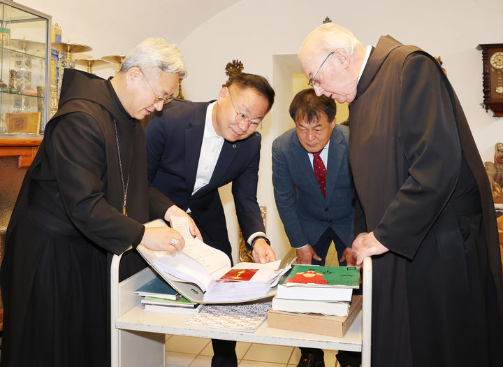 김재욱(왼쪽 두번째) 군수가 한국 유물을 살펴보고 있다 (사진=칠곡군 제공) *재판매 및 DB 금지