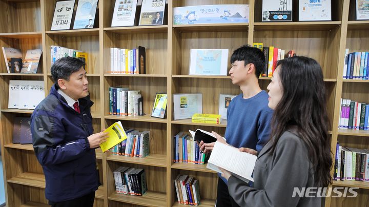 [서울=뉴시스] 한국해양교통안전공단(KOMSA) 세종 본사 4층 휴게실에 마련된 '열린 도서관'에서 김준석 공단 이사장(왼쪽)과 직원들이 독후 감상을 나누고 있다.