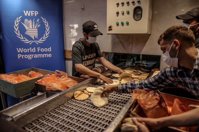 유엔 구호로 빵 만들기 시작한 가자 북부 <WFP- 가디언 캡쳐> *재판매 및 DB 금지