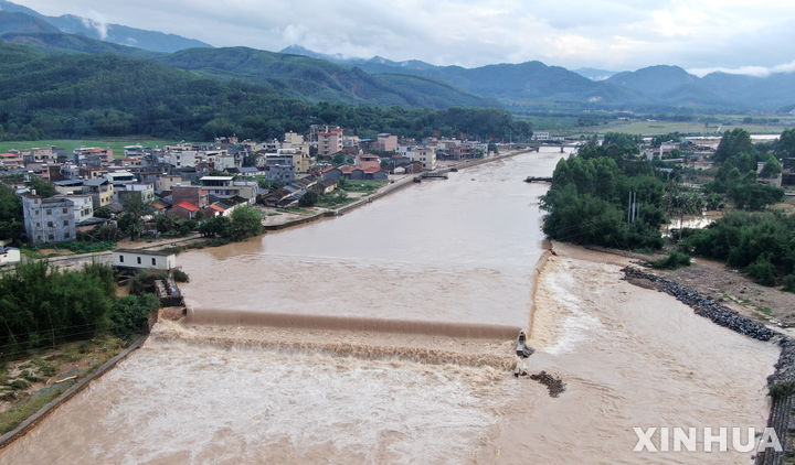 [광저우=신화/뉴시스]중국 남부 광둥성 베이장강 하류가 계속되는 폭우로 인해 큰 홍수를 겪을 것으로 우려되고 있다. 사진은 지난 21일 드론으로 촬영한 광둥성 사오관시 우장 지구의 베이장강 지류 모습. 2024.4.22