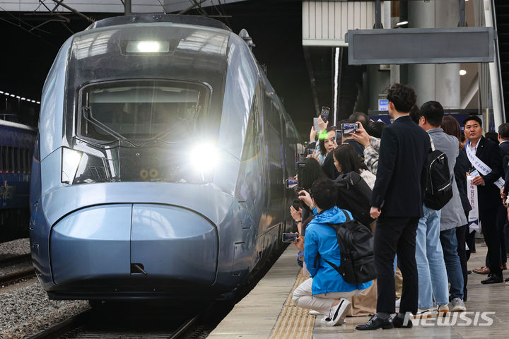 [서울=뉴시스] 권창회 기자 = KTX-청룡 열차가 대합실로 들어오는 모습. 2024.09.18. kch0523@newsis.com