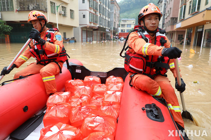 [잉더=신화/뉴시스]중국 현지 당국은 최근 계속된 폭우로 인해 중국 남부 광둥성에서 4명이 사망하고 10명이 실종됐다고 밝혔다. 사진은 중국 남부 광둥성 잉더시 롄장커우에서 구조대원들이 이재민들에게 음식을 전달하러 가는 모습. 2024.4.23