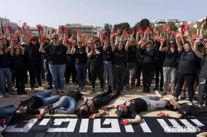 [텔아비브=AP/뉴시스] 가자지구에 억류된 인질의 가족들과 그 지지자들이 지난 23일(현지시각) 이스라엘 텔아비브에서 손에 피를 상징하는 붉은 색 페인트를 칠한 채 인질 석방 촉구 시위를 하고 있다. 2024.04.27.