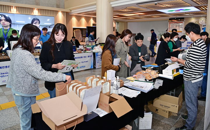 [대구=뉴시스] 대구시 동구는 중증장애인생산품 구매 독려를 위한 전시·홍보전을 개최했다. (사진=대구시 동구 제공) 2024.04.23. photo@newsis.com *재판매 및 DB 금지