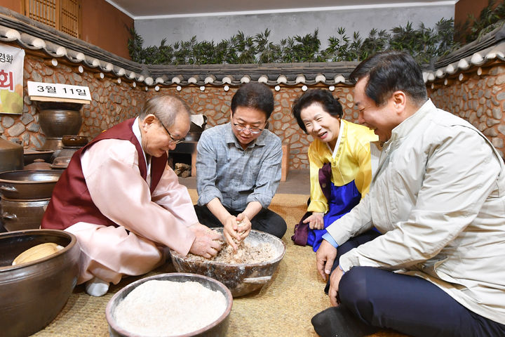 [안동=뉴시스] 이철우 경북지사가 지난해 3월 '민속주 안동소주'를 방문해 제조과정을 체험하고 있다. *재판매 및 DB 금지