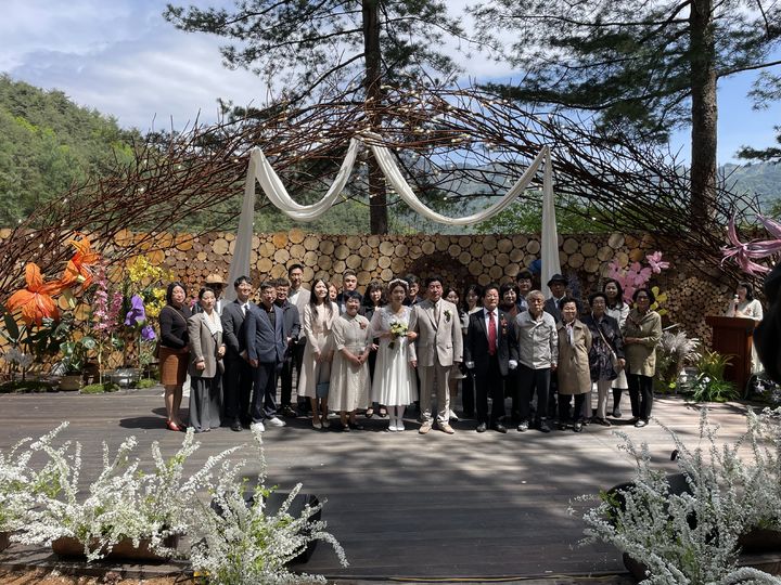 국립백두대간수목원 꽃마숲공연장에서 처음으로 지역주민 결혼식이 열리고 있다. (사진=한국수목원정원관리원 제공) *재판매 및 DB 금지