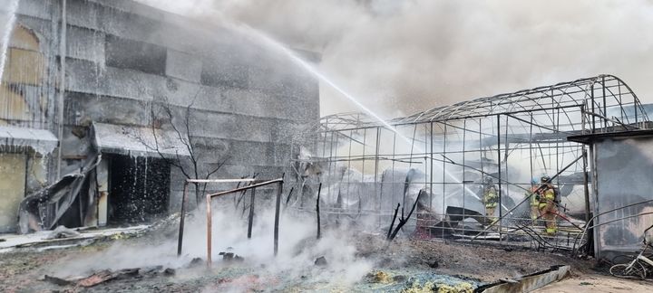 [부산=뉴시스] 23일 오후 부산 강서구의 한 공장에서 불이 났다. (사진=부산소방재난본부 제공) 2024.04.23. photo@newsis.com *재판매 및 DB 금지