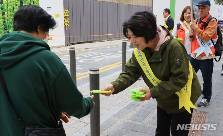 [과천=뉴시스] '장애인 주차 구역 주차 금지'캠페인에 참여한 신계용 시장이 홍보물을 직접 나눠주며, 참여를 당부하고 있다.(사진=과천시 제공).