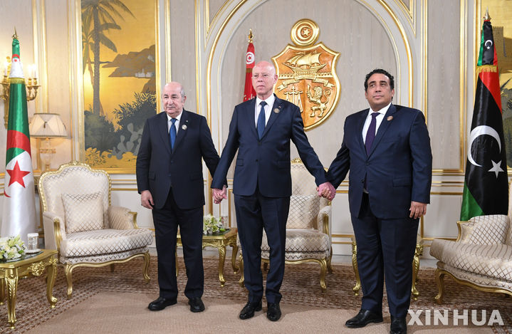 [튀니스( 튀니지)= 신화/뉴시스] 4월 22일 튀니지 수도 튀니스에서 카이스 사예드 튀니지대통령(가운데)과 압델마지드 테분 알제리 대통령(왼쪽), 모하메드 알-멘피 리비아대통령위원회 의장이 회담을 마친뒤 함께 손을 잡고 포즈를 취하고 있다. 3국 정상들은 앞으로 불법 이민문제 대응과 경제협력, 사하라 지역 지하수 공동관리를 위해 노력하기로 결의했다. 2024. 04. 25.  