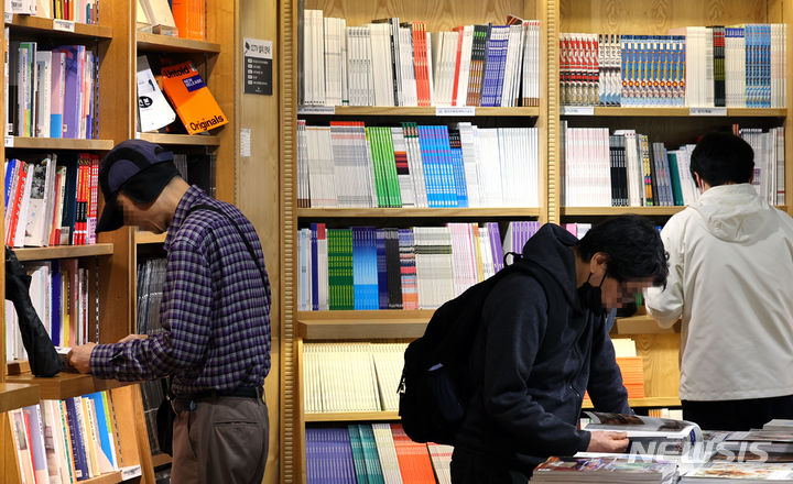 한강 이후 높아진 'K-북' 관심…문체부, 50억 투입 수출 프로젝트 시동