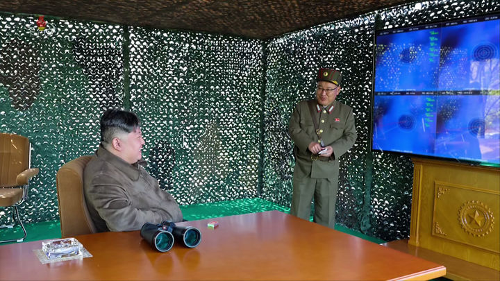 [서울=뉴시스] 북한이 지난달 22일 김정은 국무위원장의 지도로 600mm 초대형 방사포병 부대들을 국가 핵무기 종합관리체계인 핵방아쇠 체계 안에서 운용하는 훈련을 처음으로 진행했다고 조선중앙TV가 지난달 23일 보도했다. (사진=조선중앙TV 갈무리) 2024.05.24. photo@newsis.com *재판매 및 DB 금지