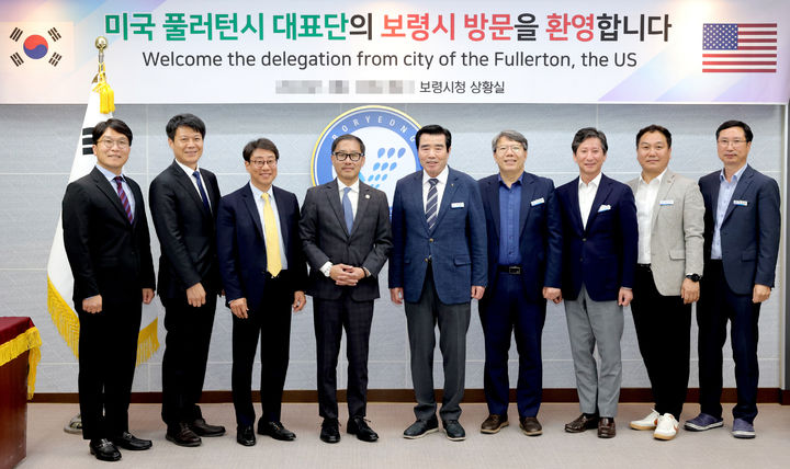 프레드 정(왼쪽 네번째) 시장과 김동일(왼쪽 다섯번째) 시장 등 참석자들 *재판매 및 DB 금지