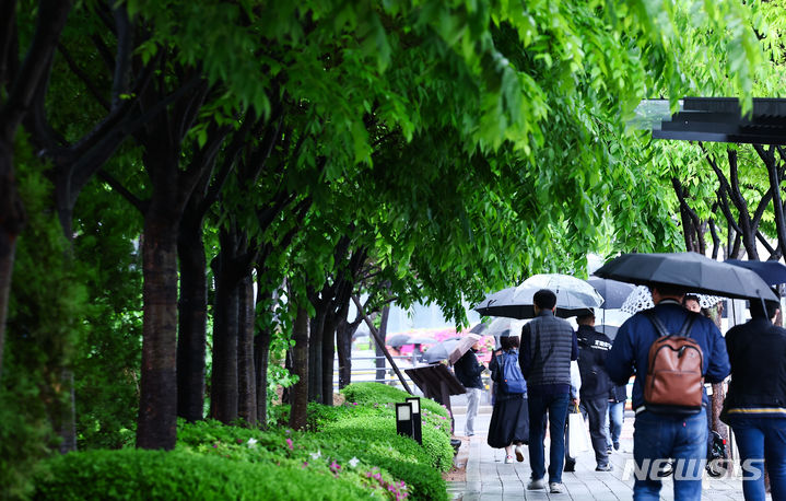 [서울=뉴시스] 김근수 기자 = 비가 내리는 24일 오전 서울 용산역 인근에서 시민들이 우산을 쓰고 출근길에 나서고 있다. 2024.04.24. ks@newsis.com