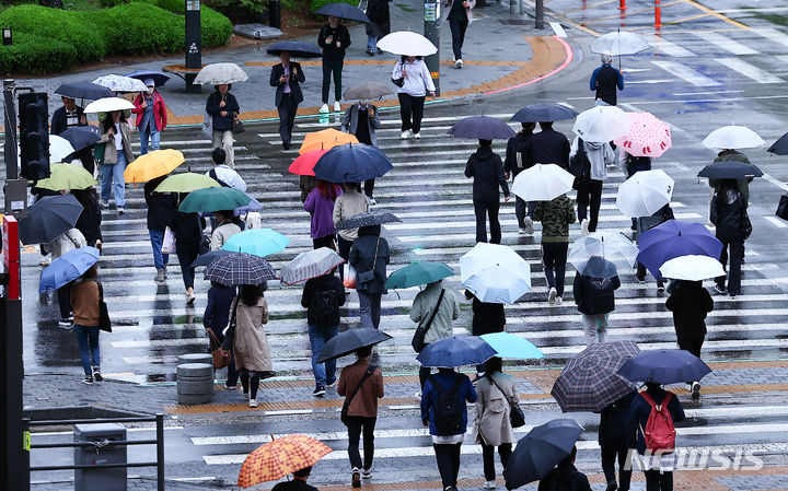 [서울=뉴시스] 김근수 기자 = 비가 내리는 24일 오전 서울 용산역 인근에서 시민들이 우산을 쓰고 출근길에 나서고 있다. 2024.04.24. ks@newsis.com