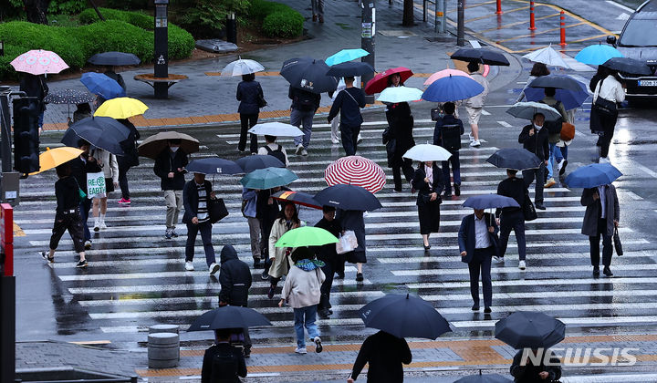 [서울=뉴시스] 김근수 기자 = 비가 내리는 24일 오전 서울 용산역 인근에서 시민들이 우산을 쓰고 출근길에 나서고 있다. 2024.05.04. ks@newsis.com