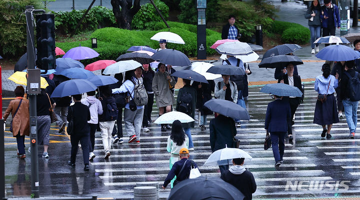 [서울=뉴시스] 김근수 기자 = 비가 내리는 지난달 24일 오전 서울 용산역 인근에서 시민들이 우산을 쓰고 출근길에 나서고 있다. 2024.04.24. ks@newsis.com