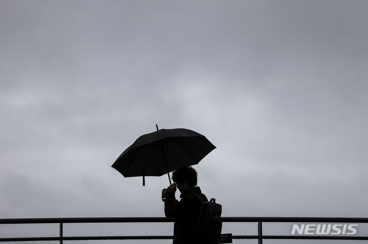 [서울=뉴시스] 정병혁 기자 = 비가 내린 지난 24일 서울 중구 남산에서 우산을 쓴 시민이 이동하고 있다. 2024.04.24. jhope@newsis.com