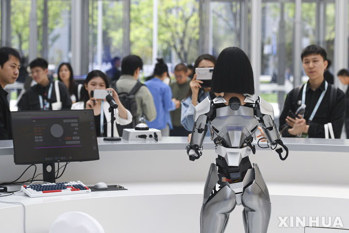 [베이징=신화/뉴시스]2024 중관춘포럼이 지난 25일부터 닷새간 일정으로 중국 베이징에서 개막했다. 사진은 지난 24일 포럼 개최지인 중관춘 국제혁신센터의 바이오닉 휴머노이드 로봇 모습. 2024.4.26