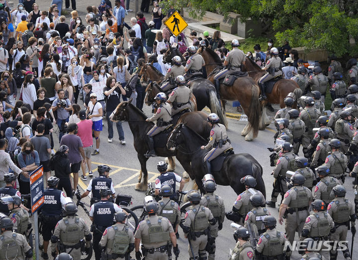 [오스틴=AP/뉴시스]미 텍사스 주 경찰들이 24일(현지시각) 텍사스 오스틴대에서 친 팔레스타인 시위를 벌이는 학생들을 해산하고 있다. 2024.4.25.