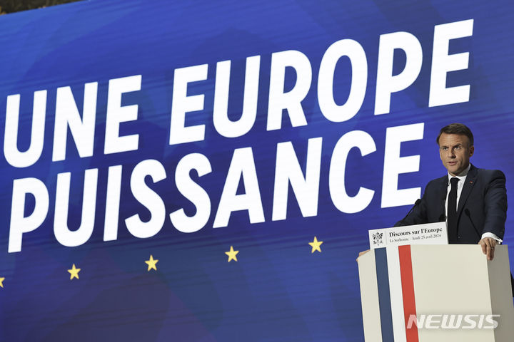 [파리=AP/뉴시스] 에마뉘엘 마크롱 프랑스 대통령이 25일(현지시각) 프랑스 파리 소르본 대학에서 유럽의 미래를 주제로 연설하고 있다. 그는 유럽이 필멸의 위기에 처했다고 경고하면서 미국의 속국이 되지 말고 자주적으로 국방력을 강화해야 한다고 강조했다. 2024.04.26.