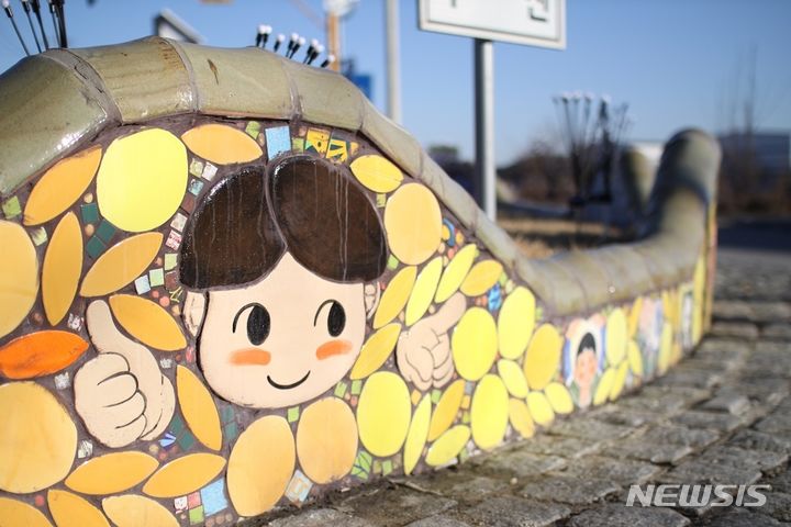 [여주=뉴시스] 공공미술 프로젝트인 길거리 벽화(여주시 제공)