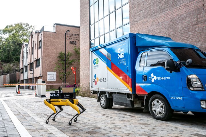 [서울=뉴시스] 기아 라스트마일 로봇 배송 서비스 실증 사업에 활용된 차량과 로봇 개 '스팟(SPOT)'의 모습. (사진=기아) 2024.04.25 photo@newsis.com *재판매 및 DB 금지 *재판매 및 DB 금지