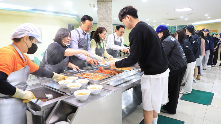 서원대학교 학생들이 아침밥 배식을 받고 있다. *재판매 및 DB 금지
