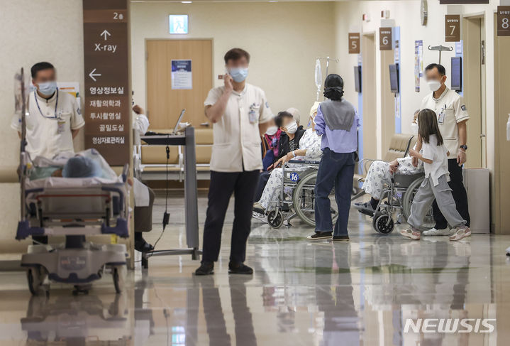 [서울=뉴시스] 정병혁 기자 = 지난 25일 서울의 한 대학병원에서 환자들이 진료를 기다리고 있는 모습. 2024.04.25. jhope@newsis.com